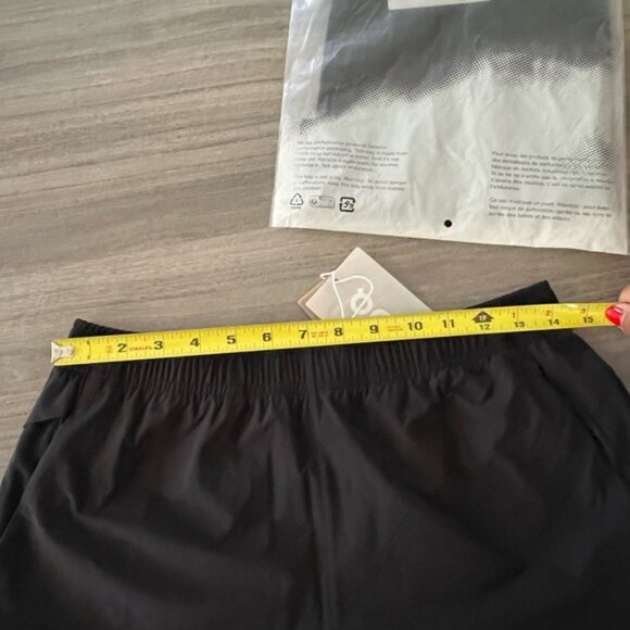 On running women’s essential shorts - Picture 3 of 7